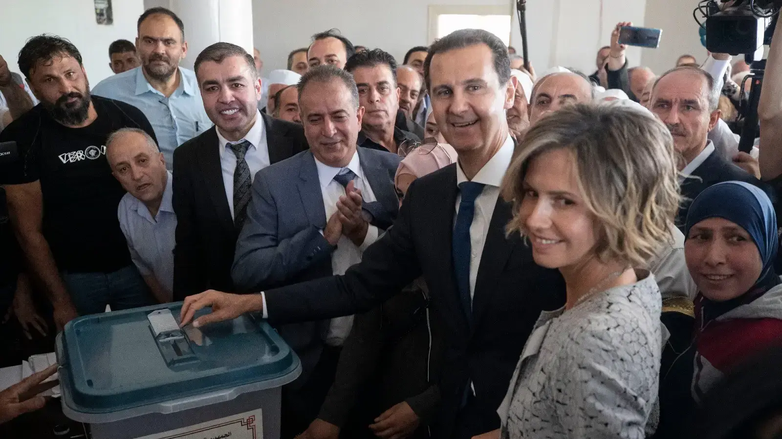 נשיא סוריה בשאר אסד ורעייתו אסמה מצביעים בבחירות בדומא, 26 במאי 2021 נשיא סוריה בשאר אסד ורעייתו אסמה מצביעים בבחירות בדומא, 26 במאי 2021