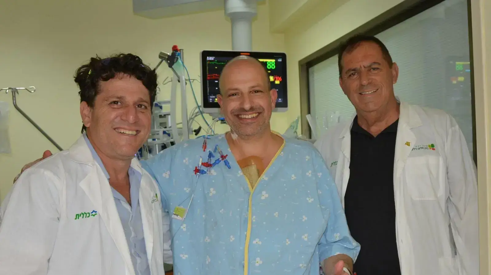 פרופ' דן ערבות, מנהל המערך לניתוחי לב וחזה בבילינסון, המושתל יגאל חדד וד"ר בן בן אברהם, רופא בכיר ביחידה לאי ספיקת לב במערך לקרדיולוגיה. 26 במאי 2021 פרופ' דן ערבות, מנהל המערך לניתוחי לב וחזה בבילינסון, המושתל יגאל חדד וד"ר בן בן אברהם, רופא בכיר ביחידה לאי ספיקת לב במערך לקרדיולוגיה. 26 במאי 2021