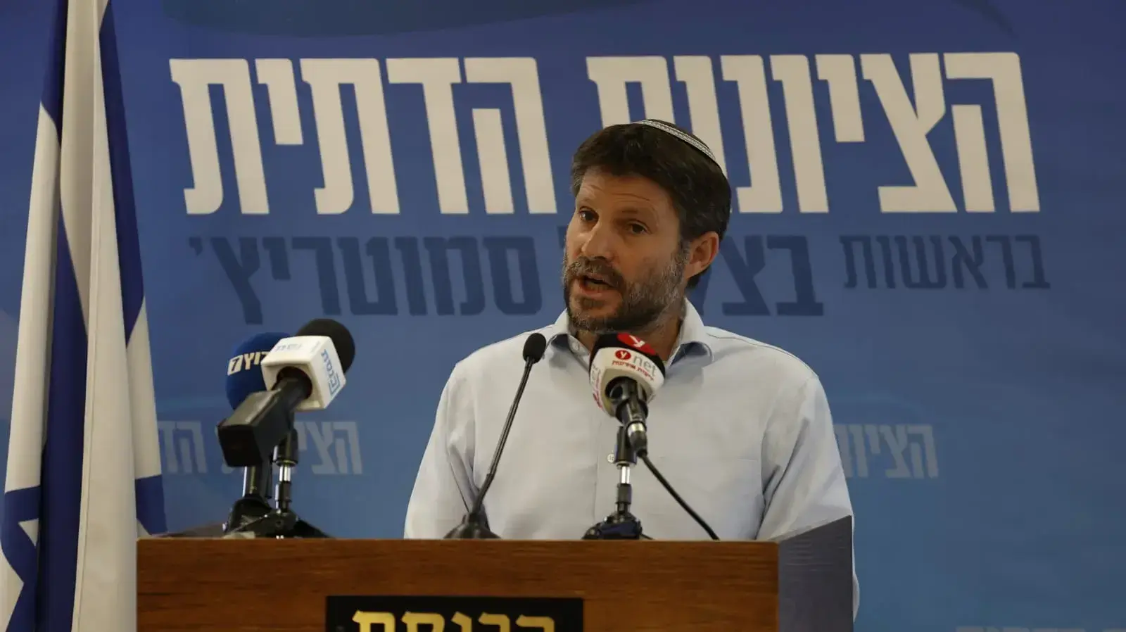 בצלאל סמוטריץ' במהלך הצהרה לתקשורת בכנסת 26 במאי 2021 בצלאל סמוטריץ' במהלך הצהרה לתקשורת בכנסת 26 במאי 2021