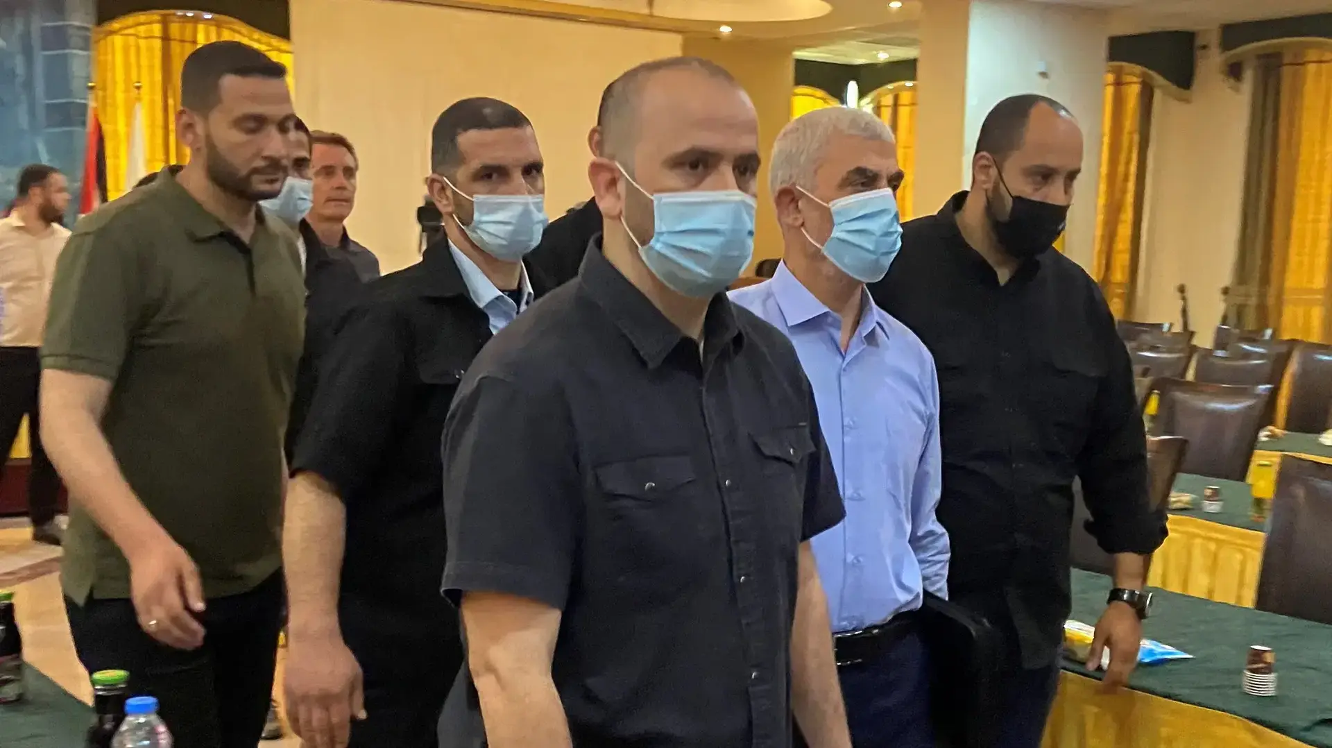 מנהיג חמאס ברצועת עזה, יחיא סינוואר עם נציגי התקשורת הבינלאומיים מנהיג חמאס ברצועת עזה, יחיא סינוואר עם נציגי התקשורת הבינלאומיים
