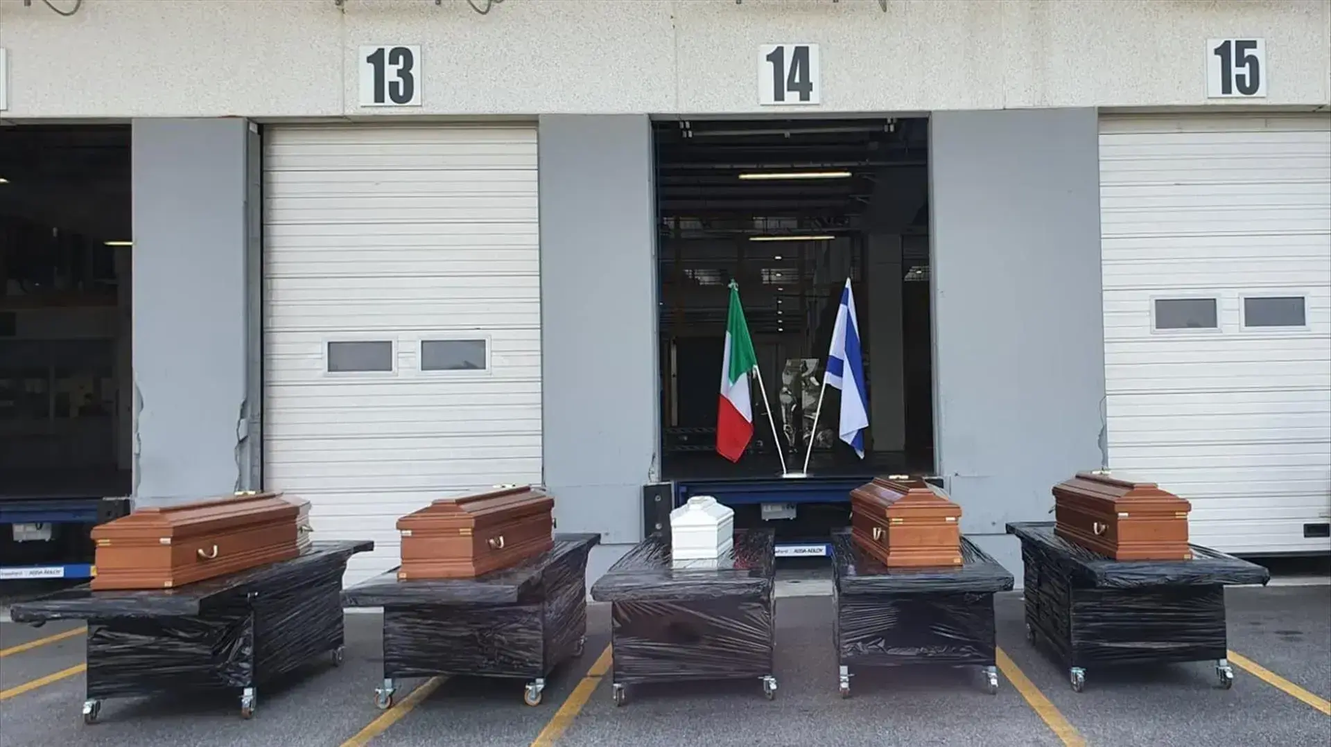 ארונות חמשת בני המשפחה שנהרגו באסון באיטליה
ארונות חמשת בני המשפחה שנהרגו באסון באיטליה