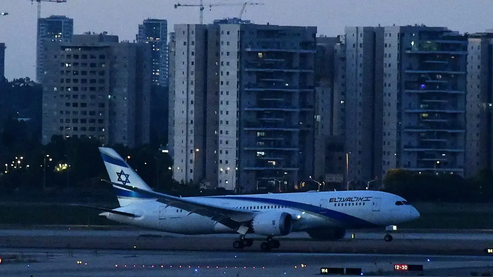 נחיתת מטוס הנוסעים עם ארונותיהים של 5 ההרוגים בהתתרסקות הרכבל באיטליה 26 במרץ 2021 נחיתת מטוס הנוסעים עם ארונותיהים של 5 ההרוגים בהתתרסקות הרכבל באיטליה 26 במרץ 2021