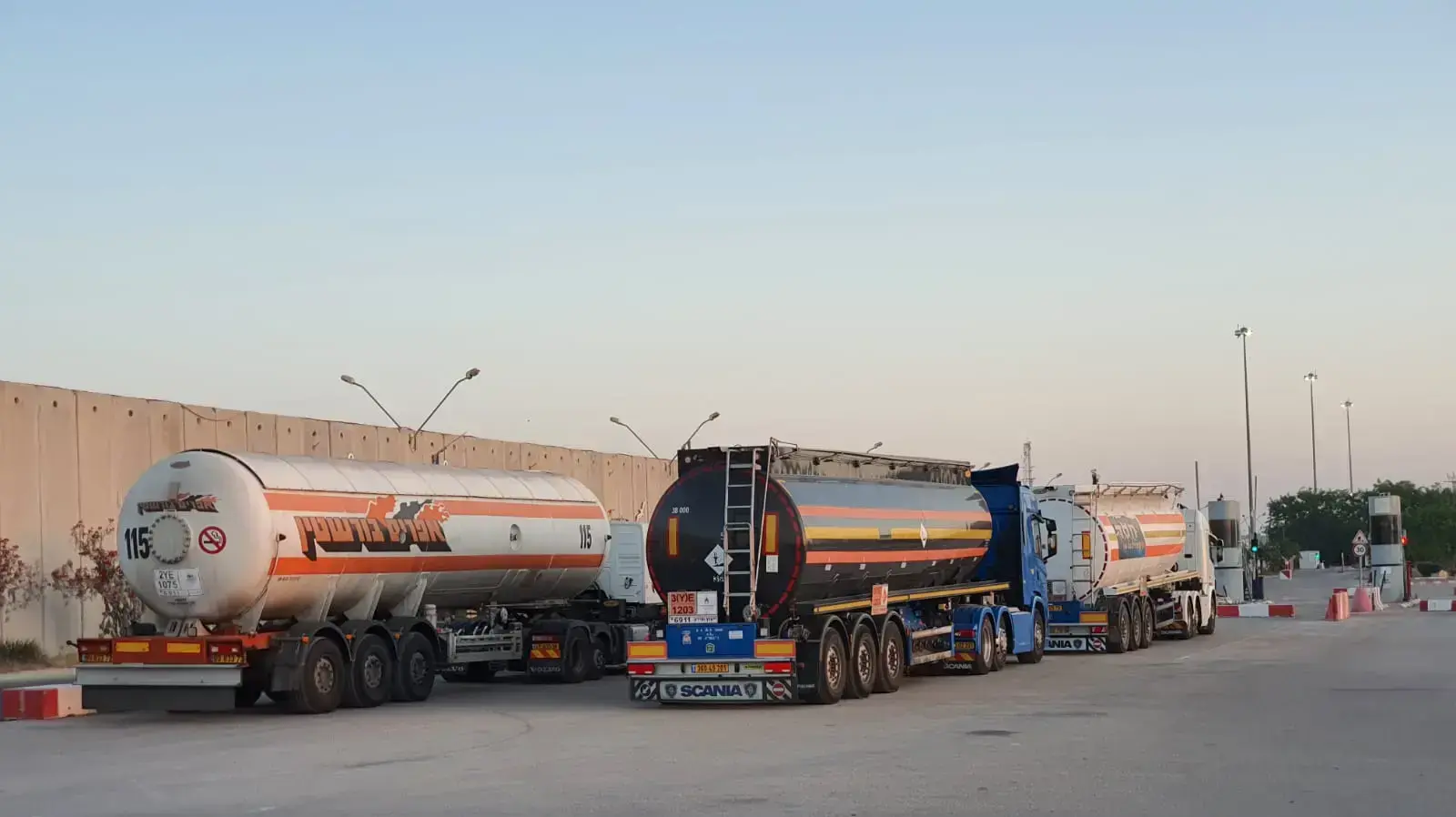 כניסת משאיות דלק וסולר לרצועת עזה, 27 במאי 2021 כניסת משאיות דלק וסולר לרצועת עזה, 27 במאי 2021