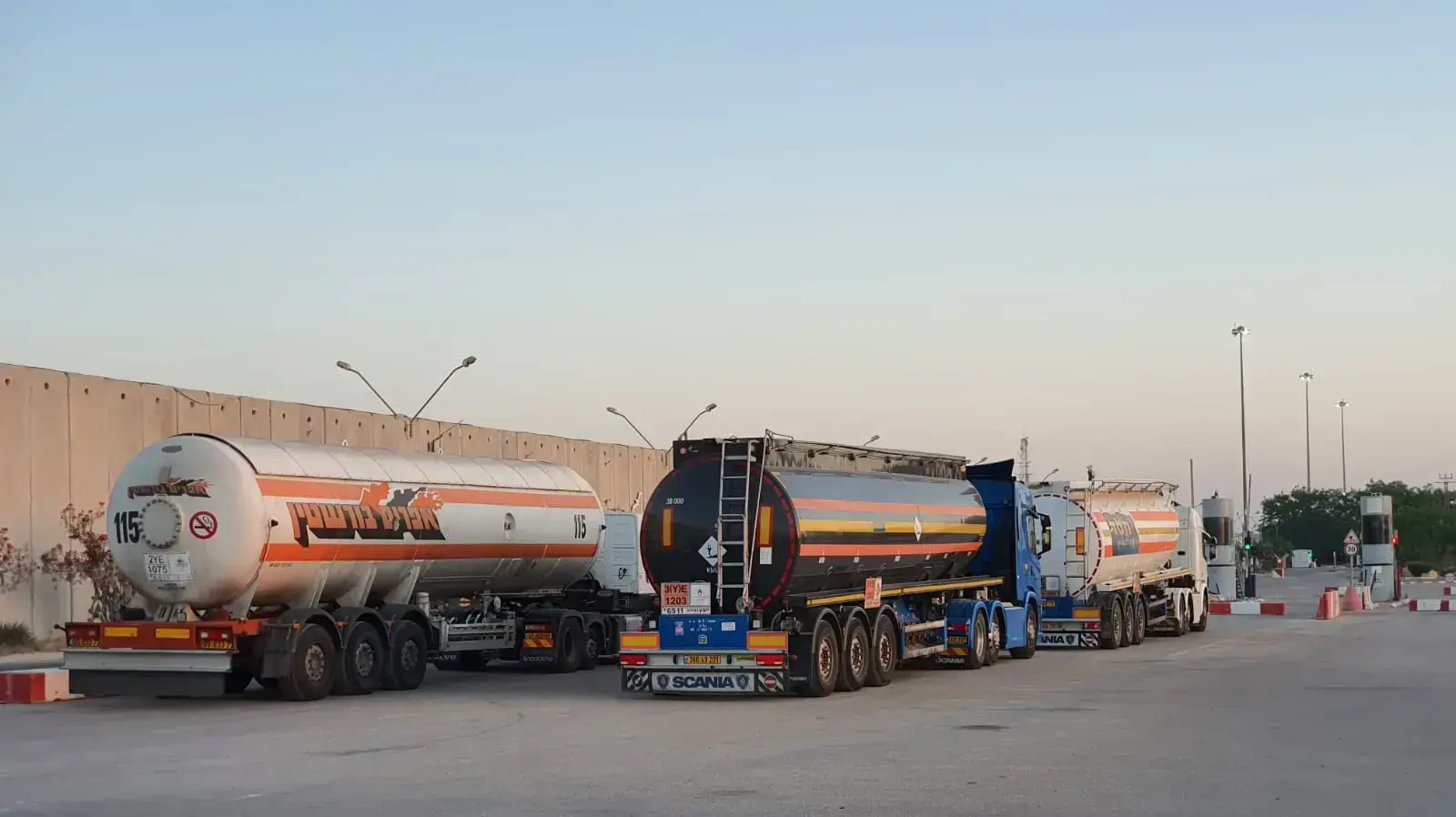 כניסת משאיות דלק וסולר לרצועת עזה, 27 במאי 2021 כניסת משאיות דלק וסולר לרצועת עזה, 27 במאי 2021