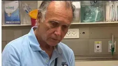 עדה תומר, אשתו של קובי אשרת לאחר שהותקפה בחצר הבניין, ת"א עדה תומר, אשתו של קובי אשרת לאחר שהותקפה בחצר הבניין, ת"א