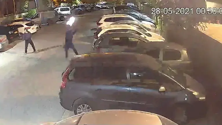 בקבוקי תבערה מושלכים לעבר בית יהודי בלוד, 28 במאי 2021 בקבוקי תבערה מושלכים לעבר בית יהודי בלוד, 28 במאי 2021