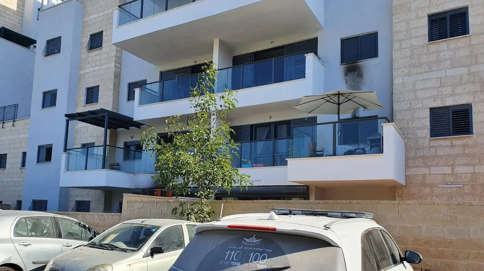 ניידת משטרה בזירת פגיעת בקבוק תבערה בבית יהודי בלוד, 28 במאי 2021 ניידת משטרה בזירת פגיעת בקבוק תבערה בבית יהודי בלוד, 28 במאי 2021