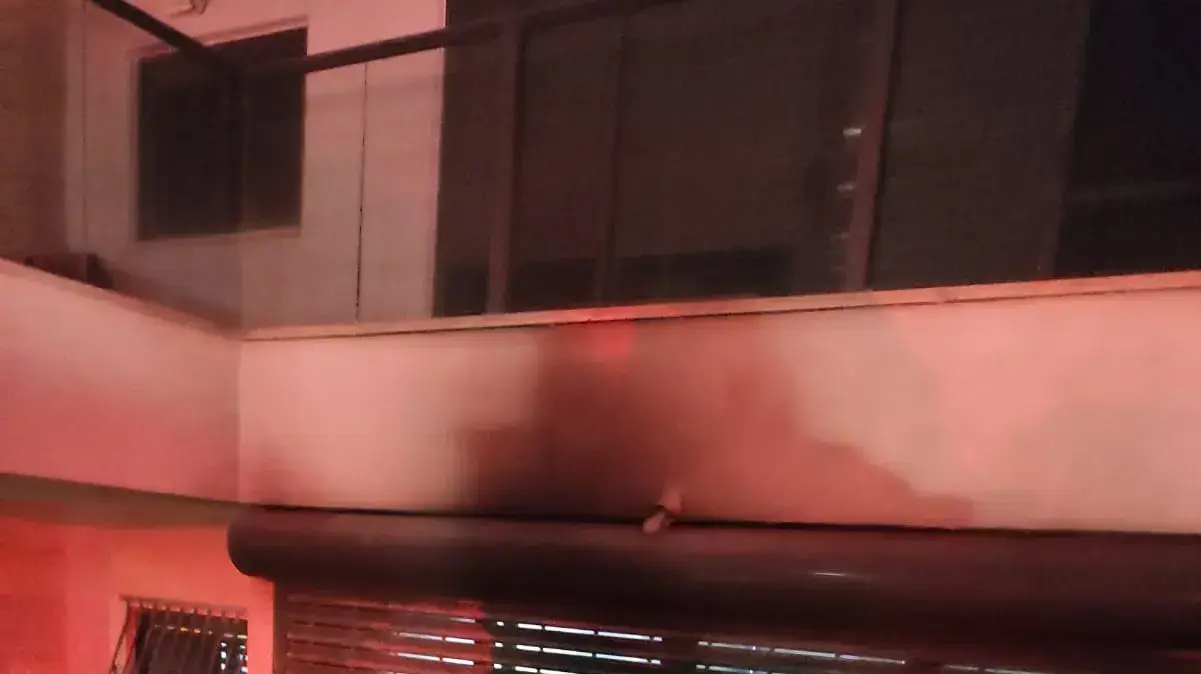 החצר שאליה נזרק בקבוק התבערה בלוד, 28 במאי 2021 החצר שאליה נזרק בקבוק התבערה בלוד, 28 במאי 2021