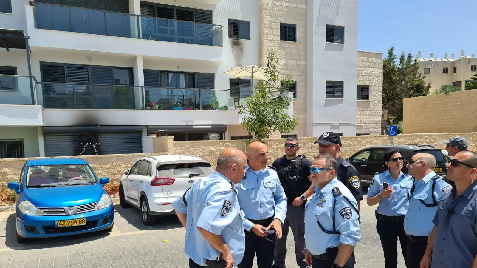 המפכ"ל קובי שבתאי בזירת זריקת בקבוקי התבערה על בית בלוד, 28 במאי 2021 המפכ"ל קובי שבתאי בזירת זריקת בקבוקי התבערה על בית בלוד, 28 במאי 2021