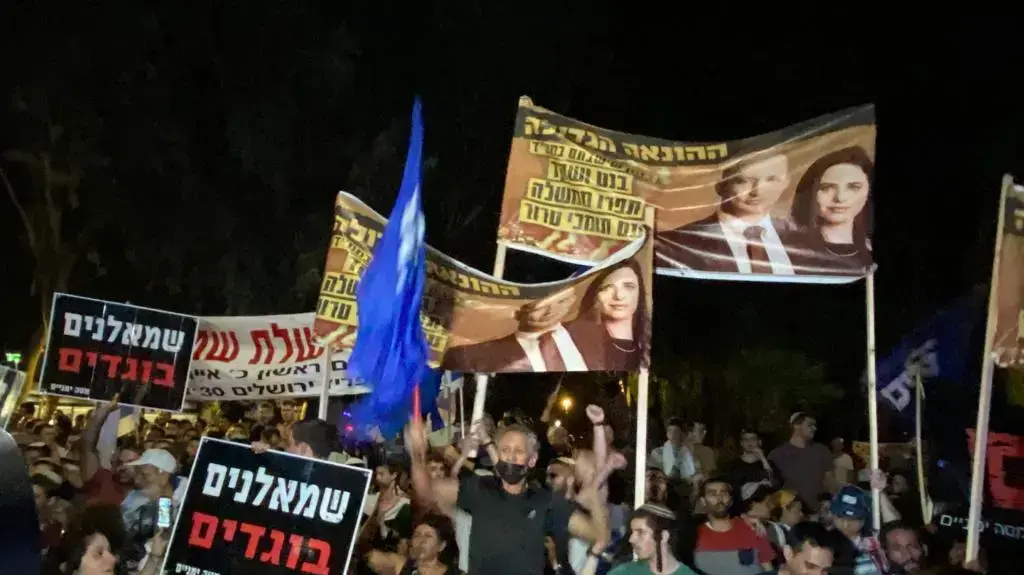 מפגינים נגד ממשלת השינוי מחוץ לביתה של אילת שקד, תל אביב, 30 במאי 2021 מפגינים נגד ממשלת השינוי מחוץ לביתה של אילת שקד, תל אביב, 30 במאי 2021