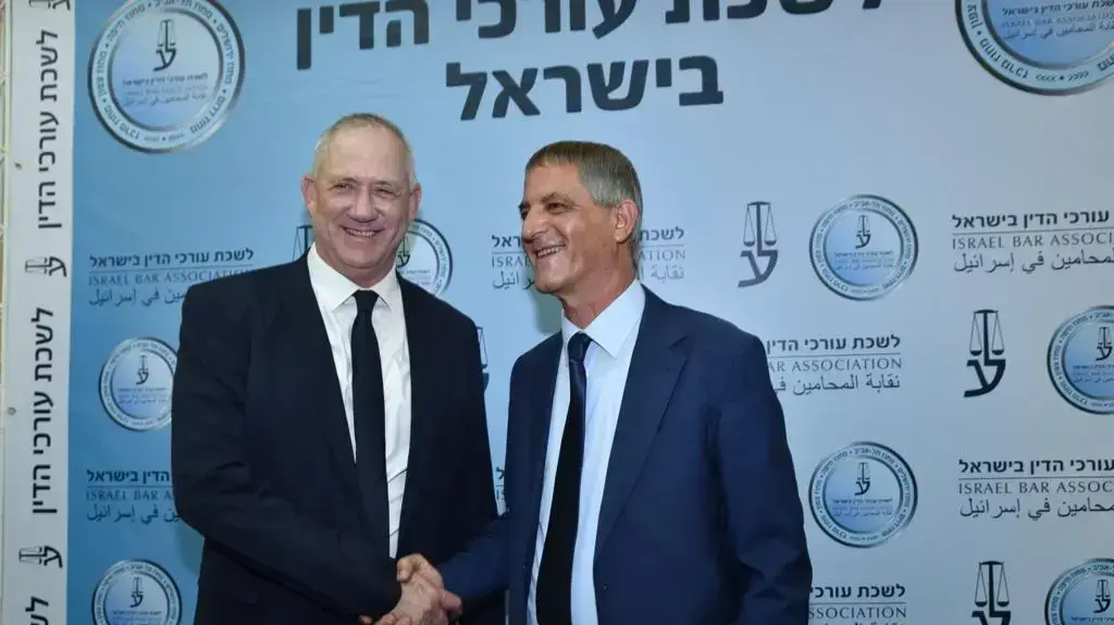 שר המשפטים בני גנץ ויו"ר ועד לשכת עורכי הדין אבי חימי בכנס השנתי באילת, 31 במאי 2021 שר המשפטים בני גנץ ויו"ר ועד לשכת עורכי הדין אבי חימי בכנס השנתי באילת, 31 במאי 2021