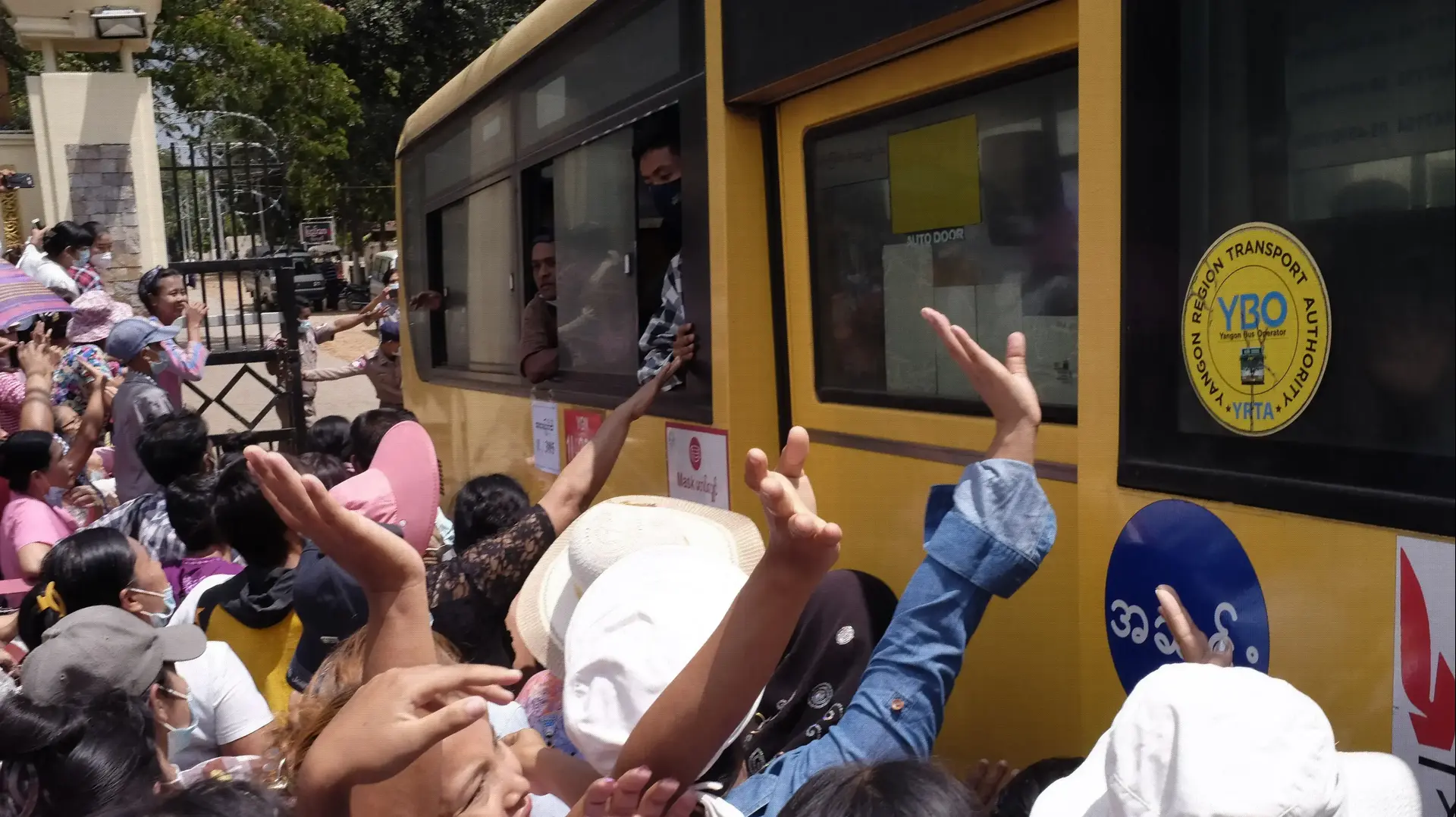 קהל מנופך לאסירים משוחררים באוטובוס היוצא מבית הכלא אינסיין, יאנגון, מיאנמר, 17 באפריל 2021 קהל מנופך לאסירים משוחררים באוטובוס היוצא מבית הכלא אינסיין, יאנגון, מיאנמר, 17 באפריל 2021
