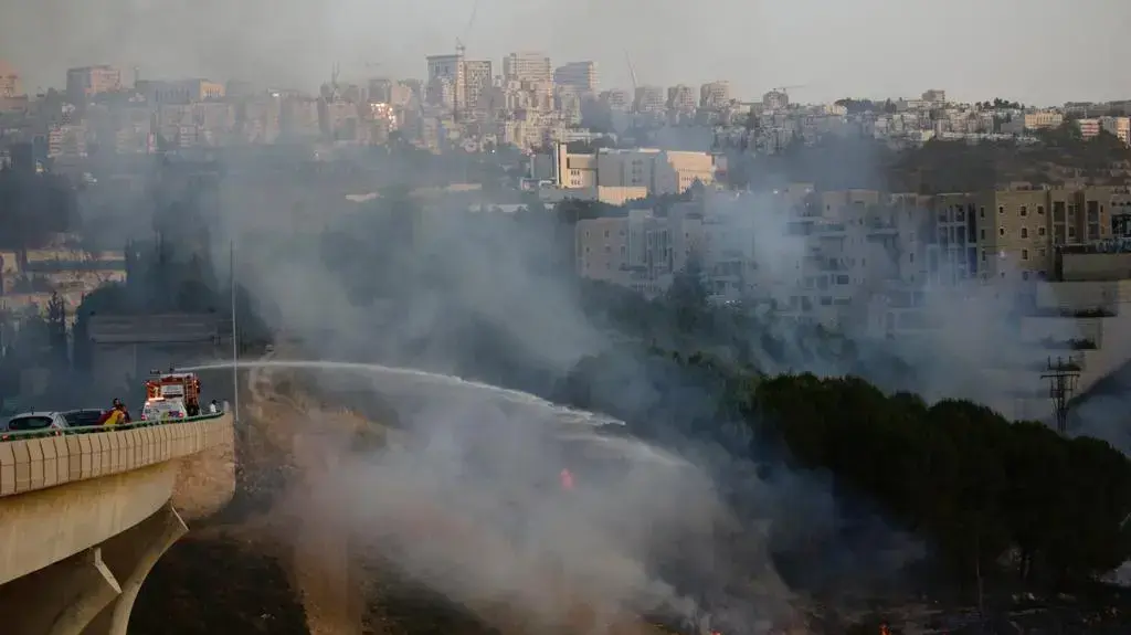 כוחות כיבוי פועלים בשריפת גדולה ביער רמות בירושלים 31 במאי 2021
כוחות כיבוי פועלים בשריפת גדולה ביער רמות בירושלים 31 במאי 2021
