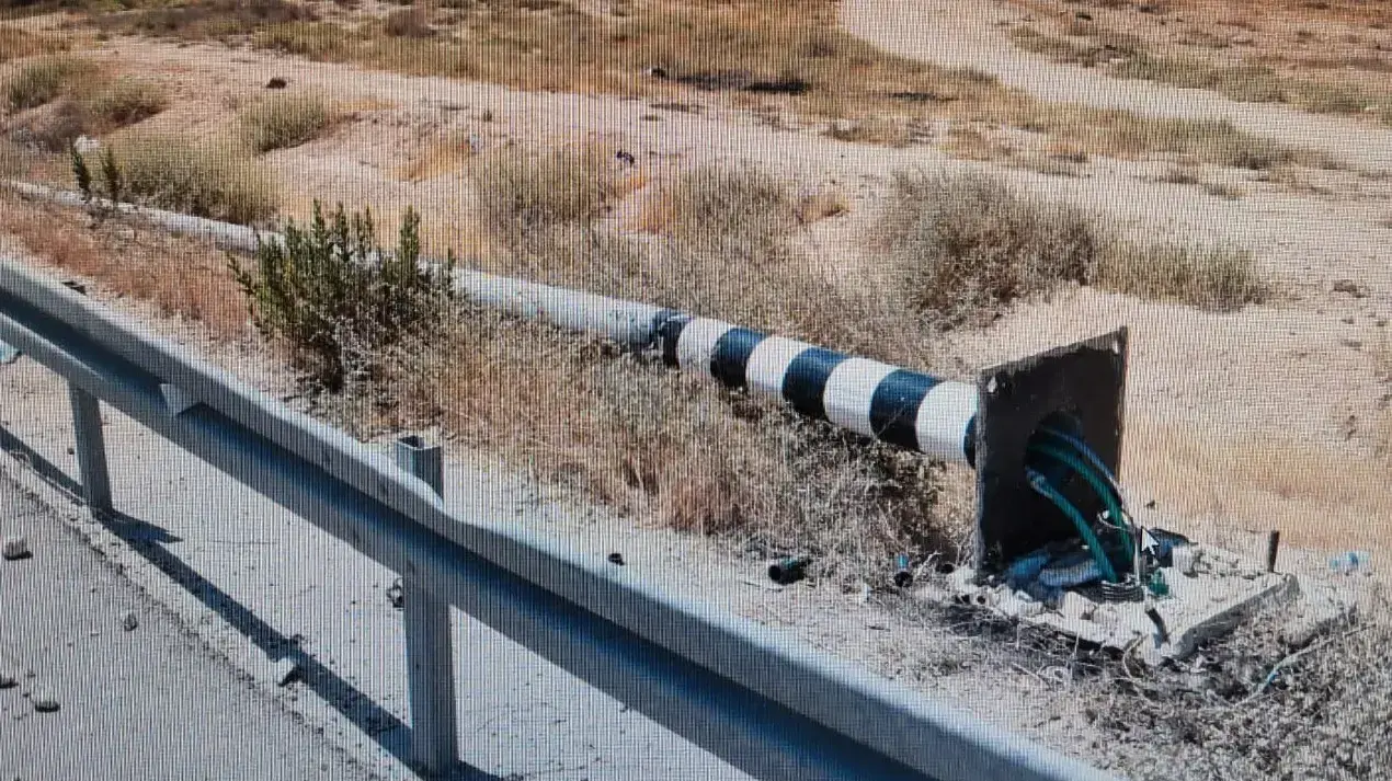 עמוד תאורה שהופל, 01 ביוני 2021