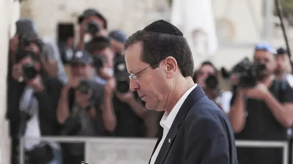 המירוץ לנשיאות המדינה | ביקור יצחק הרצוג בכותל 1 ביוני 2021 המירוץ לנשיאות המדינה | ביקור יצחק הרצוג בכותל 1 ביוני 2021