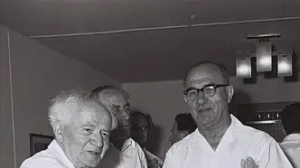 ראש הממשלה ושר הבטחון לוי אשכול מברך את דוד בן גוריון ביום הולדתו ה-77, בביתו בשדה בוקר.
