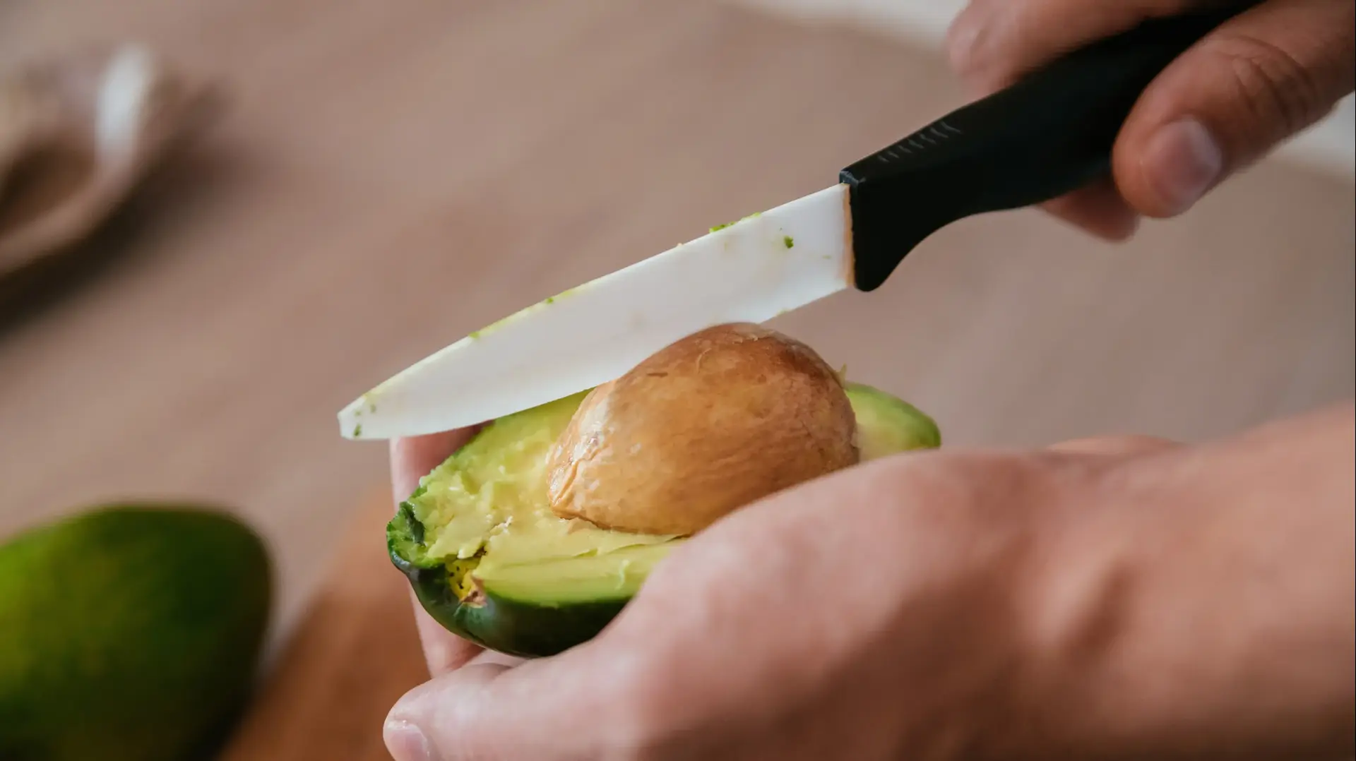 חיתוך אבוקדו עם סכין חיתוך אבוקדו עם סכין