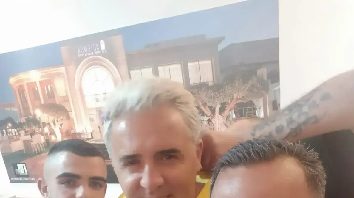 הזמר קובי פרץ נפגש עם אפיק כהן, שהיה הנער שבבר המצווה שלו לפני כ-12 הופיע פרץ ונטען כי קרא לאורחים "שלוכים" הזמר קובי פרץ נפגש עם אפיק כהן, שהיה הנער שבבר המצווה שלו לפני כ-12 הופיע פרץ ונטען כי קרא לאורחים "שלוכים"