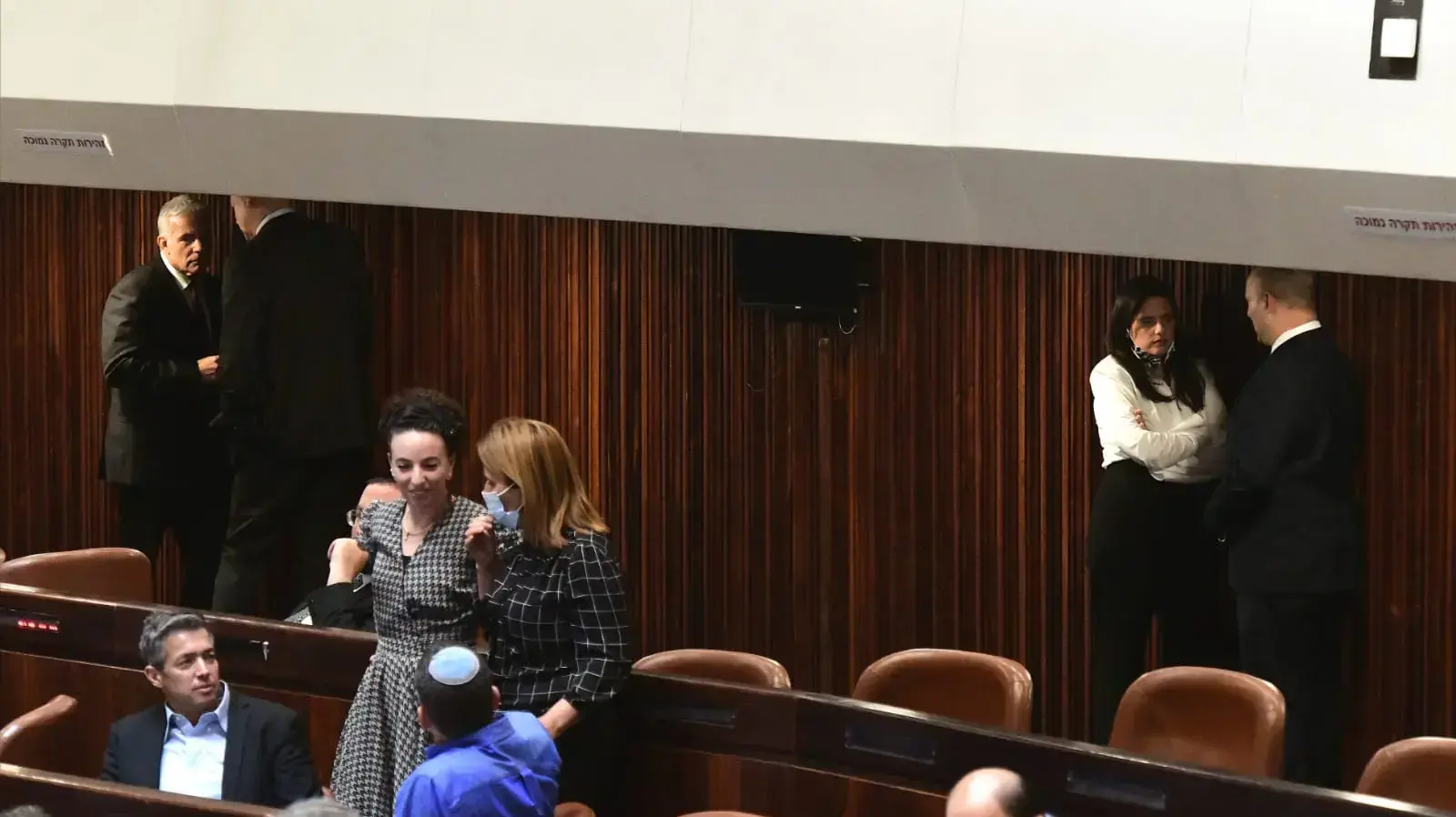 איילת שקד ונפתלי בנט באולם המליאה בכנסת ביום ההצבעה לנשיאות, 2 ביוני 2021 איילת שקד ונפתלי בנט באולם המליאה בכנסת ביום ההצבעה לנשיאות, 2 ביוני 2021