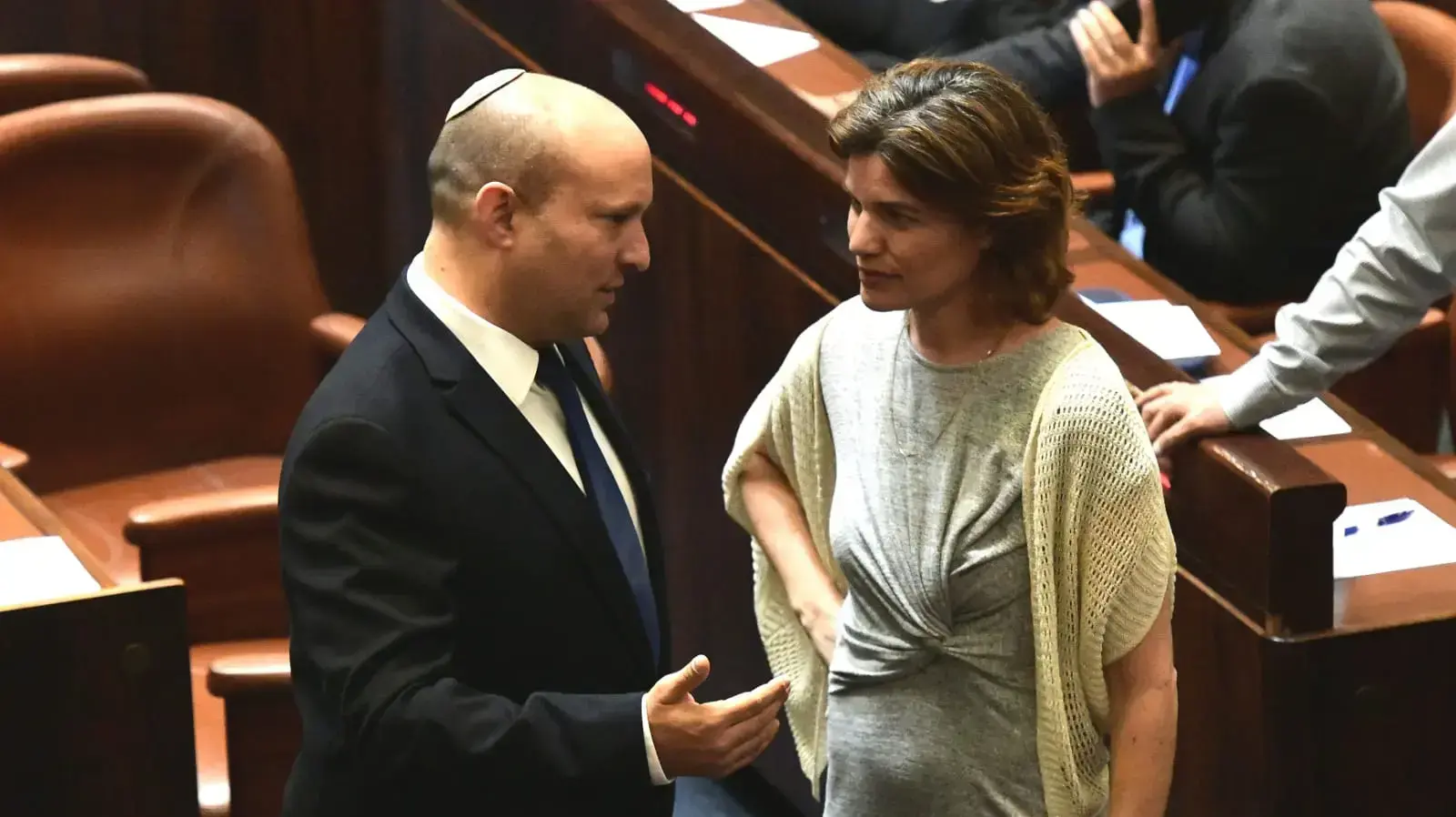 תמר זנדברג ונפתלי בנט באולם המליאה בכנסת ביום ההצבעה לנשיאות, 2 ביוני 2021 תמר זנדברג ונפתלי בנט באולם המליאה בכנסת ביום ההצבעה לנשיאות, 2 ביוני 2021