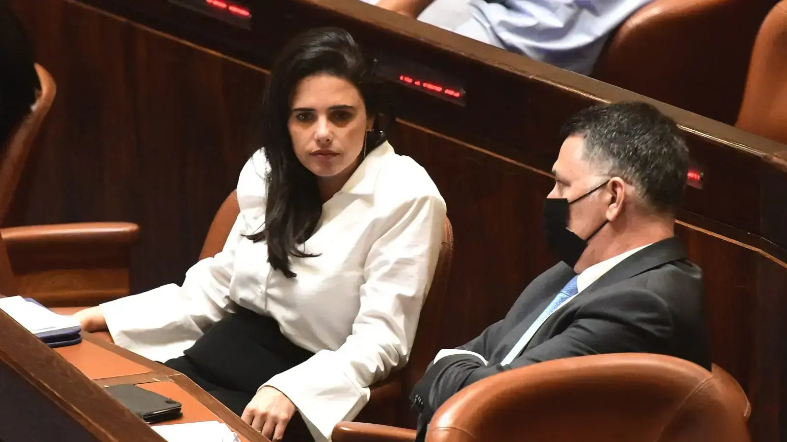 איילת שקד וגדעון סער באולם המליאה בכנסת ביום ההצבעה לנשיאות, 2 ביוני 2021 איילת שקד וגדעון סער באולם המליאה בכנסת ביום ההצבעה לנשיאות, 2 ביוני 2021