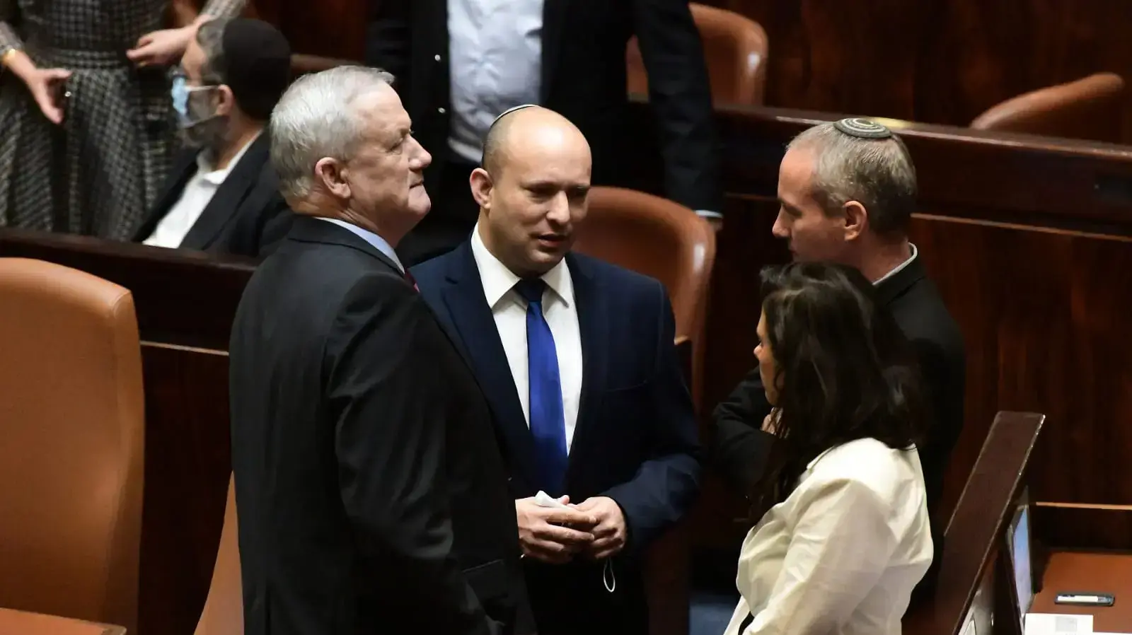 איילת שקד,נפתלי בנט,בני גנץ וחילי טרופר באולם המליאה בכנסת ביום ההצבעה לנשיאות, 2 ביוני 2021 איילת שקד,נפתלי בנט,בני גנץ וחילי טרופר באולם המליאה בכנסת ביום ההצבעה לנשיאות, 2 ביוני 2021