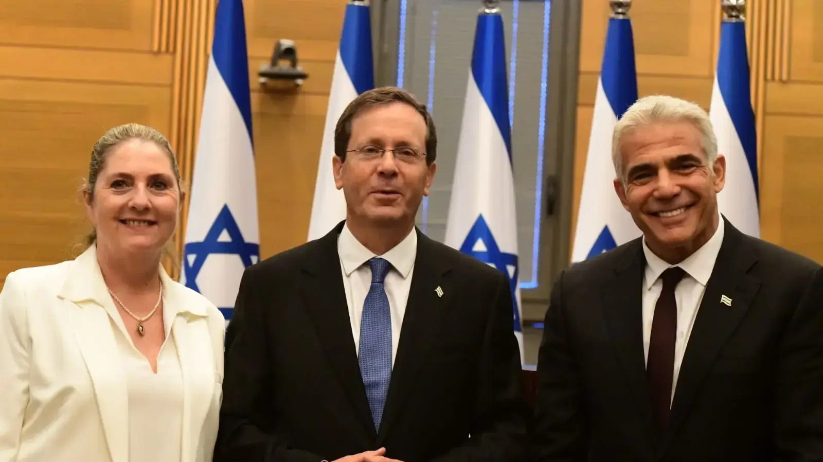 יאיר לפיד ונשיא המדינה הנבחר בוז'י הרצוג ורעייתו מיכל,2 ביוני 2021 יאיר לפיד ונשיא המדינה הנבחר בוז'י הרצוג ורעייתו מיכל,2 ביוני 2021