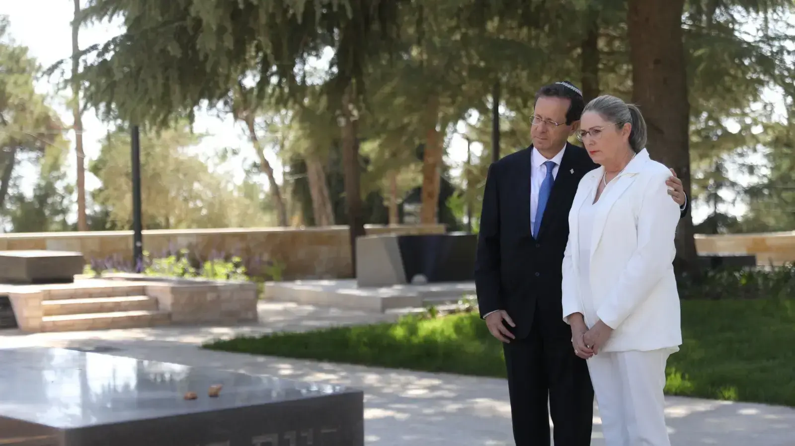 הנשיא הנבחר, יצחק הרצוג לצד רעייתו במהלך עלייה לקבר בהר הרצל 2 ביוני 2021 הנשיא הנבחר, יצחק הרצוג לצד רעייתו במהלך עלייה לקבר בהר הרצל 2 ביוני 2021