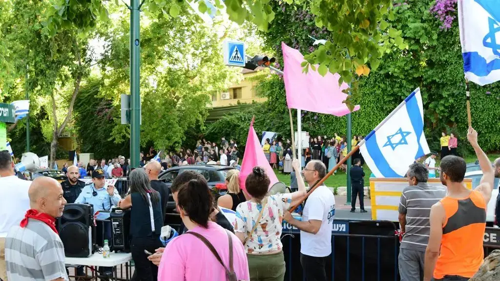 הפגנה בעד ונגד ממשלת השינוי מול כפר המכבייה, ר"ג 2 ביולי 2021 הפגנה בעד ונגד ממשלת השינוי מול כפר המכבייה, ר"ג 2 ביולי 2021
