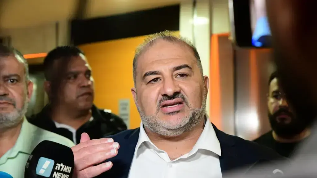 מנסור עבאס לאחר חתימת הההסכמים בממשלת לפיד-בנט, 2 ביוני 2021 מנסור עבאס לאחר חתימת הההסכמים בממשלת לפיד-בנט, 2 ביוני 2021
