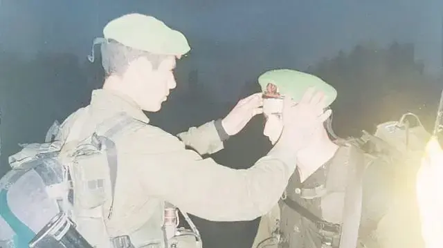 דודי גולדשלגר מקבל כומתה ממפקד הצוות, ישי שכטר, שנהרג בקרב במוצב דלעת