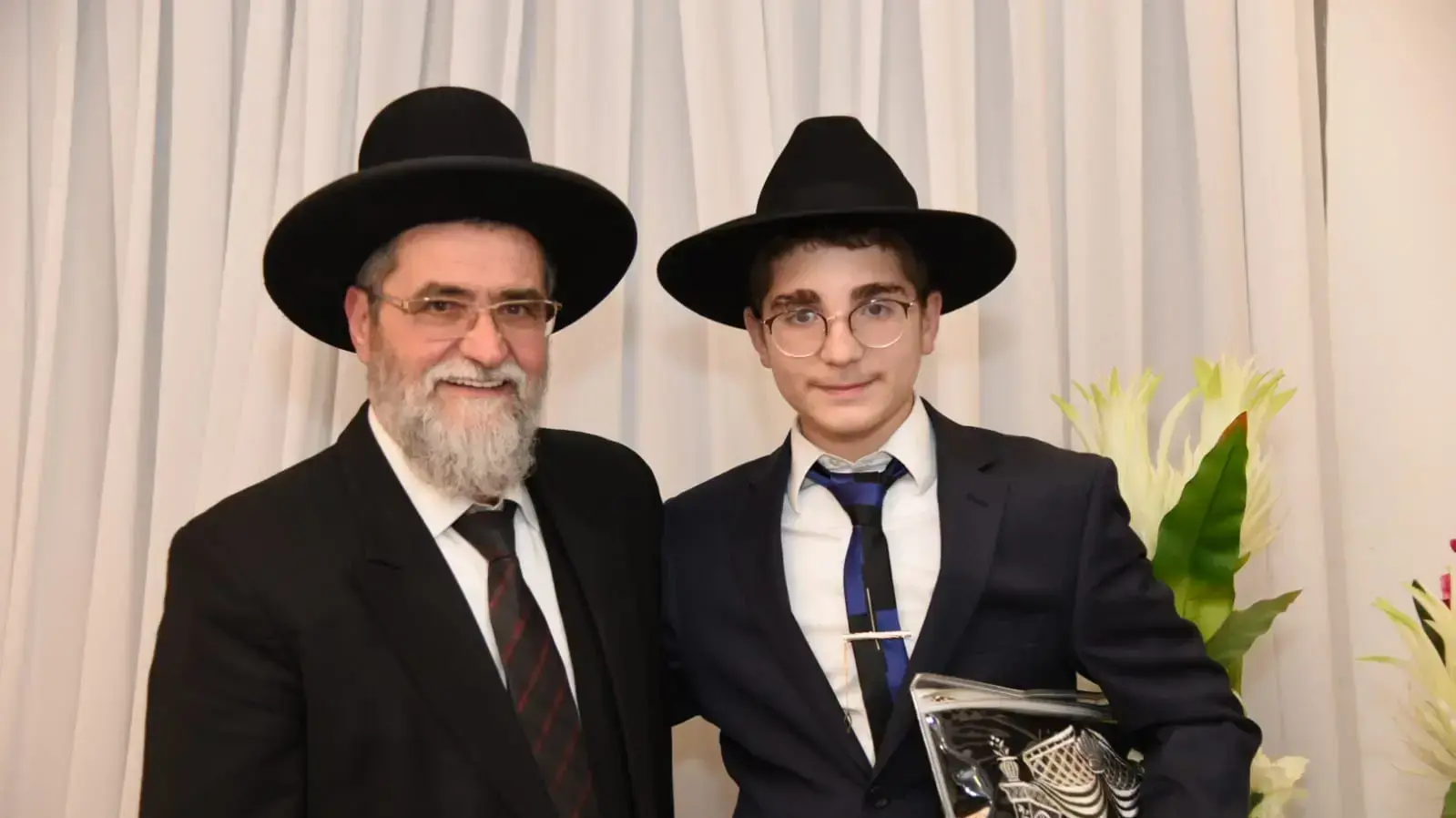 הרב מרדכי דיעי עם אחד מנכדיו הרב מרדכי דיעי עם אחד מנכדיו