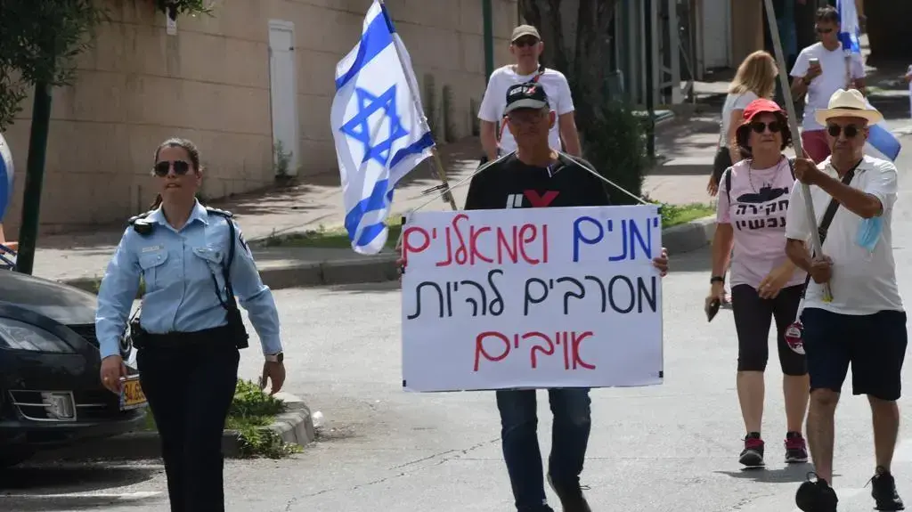 הפגנה בכניסה לפגישת מפלגת ימינה בביתו של נפתלי בנט, רעננה, 4 ביוני 2021 הפגנה בכניסה לפגישת מפלגת ימינה בביתו של נפתלי בנט, רעננה, 4 ביוני 2021