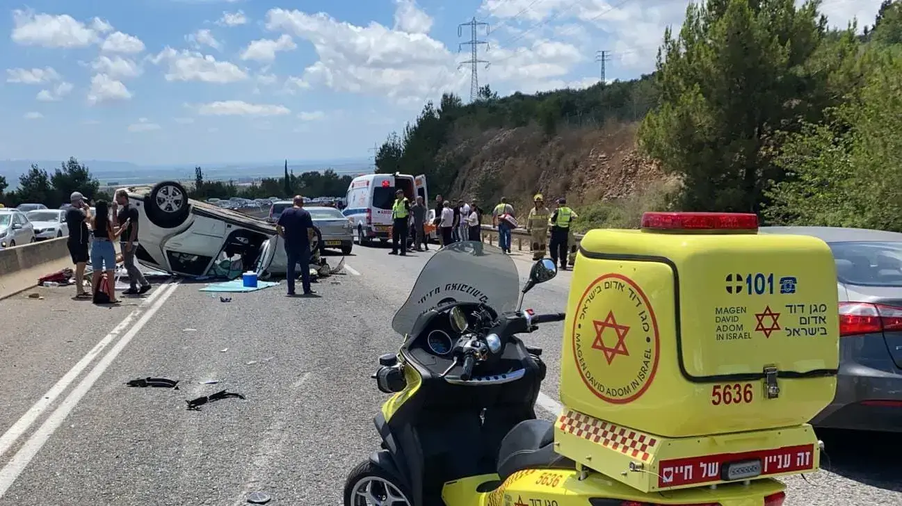 כוחות מד"א בזירת תאונת דרכים בכביש 85 בצפון, בין מרכז התעשיה בר לב לגילון. 5 ביוני 2021 כוחות מד"א בזירת תאונת דרכים בכביש 85 בצפון, בין מרכז התעשיה בר לב לגילון. 5 ביוני 2021