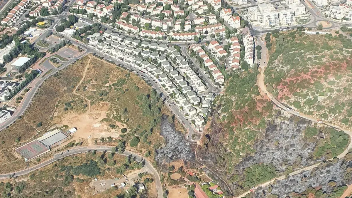 נזקי השריפה ומוקדי האש ביישוב צור הדסה. 5 ביוני 2021