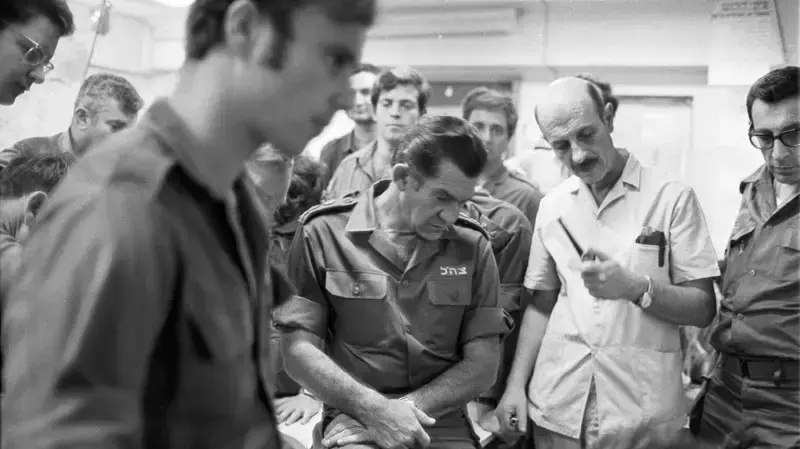 הבור במטכ"ל במלחמת יום כיפורים, מפות, אולם הבור, קצינים וחיילים 24 באוקטובר שעה 11:00 במרכז, הרמטכ"ל רא"ל דוד אלעזר מימינו רא"ל(מיל') יגאל ידין. מימין רחבעם זאבי, שני משמאל פיני (פנחס) שלו הבור במטכ"ל במלחמת יום כיפורים, מפות, אולם הבור, קצינים וחיילים 24 באוקטובר שעה 11:00 במרכז, הרמטכ"ל רא"ל דוד אלעזר מימינו רא"ל(מיל') יגאל ידין. מימין רחבעם זאבי, שני משמאל פיני (פנחס) שלו
