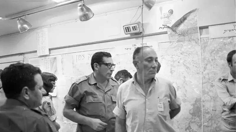 הבור במטכ"ל במלחמת יום כיפורים, בבגדים בהירים אלוף (מיל') מאיר עמית, אלוף רחבעם זאבי (גנדי) עוזר הרמטכ"ל, משמאל- משה (מוסיק) גדרון, 13.10.1973. הבור במטכ"ל במלחמת יום כיפורים, בבגדים בהירים אלוף (מיל') מאיר עמית, אלוף רחבעם זאבי (גנדי) עוזר הרמטכ"ל, משמאל- משה (מוסיק) גדרון, 13.10.1973.