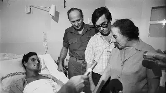אוקטובר 1973, ראש הממשלה גולדה מאיר מבקרת את פצועי צה"ל: משמאל בבגדי צבא- קצין רפואה ראשי תא"ל משה קורדובה. אוקטובר 1973, ראש הממשלה גולדה מאיר מבקרת את פצועי צה"ל: משמאל בבגדי צבא- קצין רפואה ראשי תא"ל משה קורדובה.