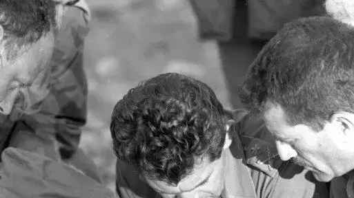 מלחמת ששת הימים, חזית הצפון: מימין לשמאל: תא"ל משה (מוסה פלד) סגן מפקד אוגדה 36, מפקד פיקוד צפון דוד אלעזר, קצין מודיעין פקודי סא"ל זלמן (ג'מקה) גנדלר נראה מגבו לבוש מעיל מנומר. מלחמת ששת הימים, חזית הצפון: מימין לשמאל: תא"ל משה (מוסה פלד) סגן מפקד אוגדה 36, מפקד פיקוד צפון דוד אלעזר, קצין מודיעין פקודי סא"ל זלמן (ג'מקה) גנדלר נראה מגבו לבוש מעיל מנומר.