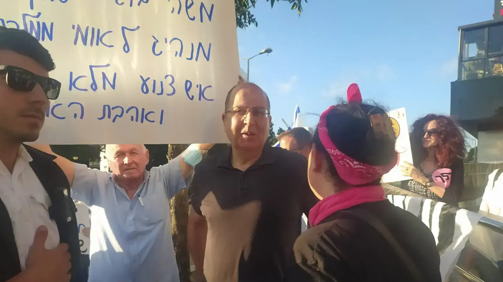 400 מפגינים במרכז חורב בחיפה בעד ממשלת שינוי. לצידם משה בוגי יעלון ופרופ' עליזה שנהר שהגיעו כדי לחזק את המפגינים. 5 ביוני 2021
400 מפגינים במרכז חורב בחיפה בעד ממשלת שינוי. לצידם משה בוגי יעלון ופרופ' עליזה שנהר שהגיעו כדי לחזק את המפגינים. 5 ביוני 2021