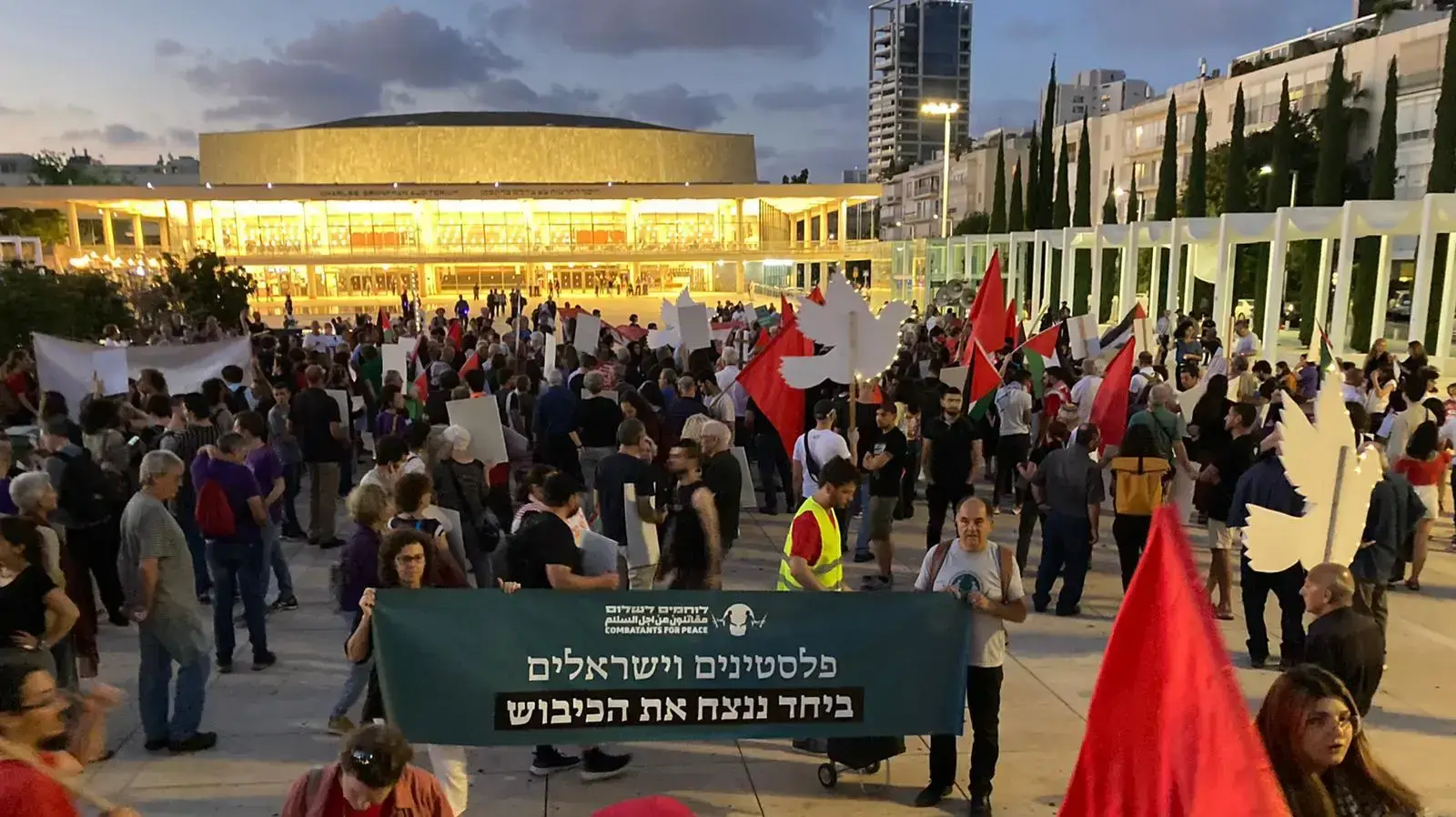 מאות מפגינים בהבימה בתל אביב בדרישה לשים קץ לכיבוש ושיהודים וערבים יחיו בשלום ביחד. 5 ביוני 2021 מאות מפגינים בהבימה בתל אביב בדרישה לשים קץ לכיבוש ושיהודים וערבים יחיו בשלום ביחד. 5 ביוני 2021