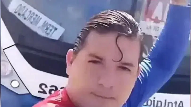 אדם בתחפושת סופרמן מנסה לעצור אוטובוס - ונכשל