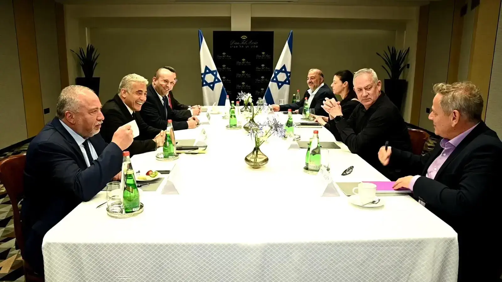 פגישת ראשי המפלגות יש עתיד, ימינה, כחול לבן, ישראל ביתנו, העבודה, מרצ, תקווה חדשה ורע"מ, במלון דן, תל אביב 6 ביוני 2021