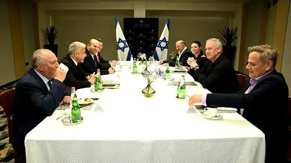 פגישת ראשי המפלגות יש עתיד, ימינה, כחול לבן, ישראל ביתנו, העבודה, מרצ, תקווה חדשה ורע"מ, במלון דן, תל אביב 6 ביוני 2021