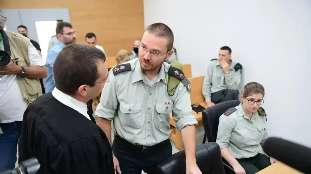 התובעים הצבאיים סא"ל מתן סולומש וסרן אריאלה סגל ועו"ד בני קוזניץ סגלבדיון בעניינו של קצין המודיעין שמת בכלא התובעים הצבאיים סא"ל מתן סולומש וסרן אריאלה סגל ועו"ד בני קוזניץ סגלבדיון בעניינו של קצין המודיעין שמת בכלא