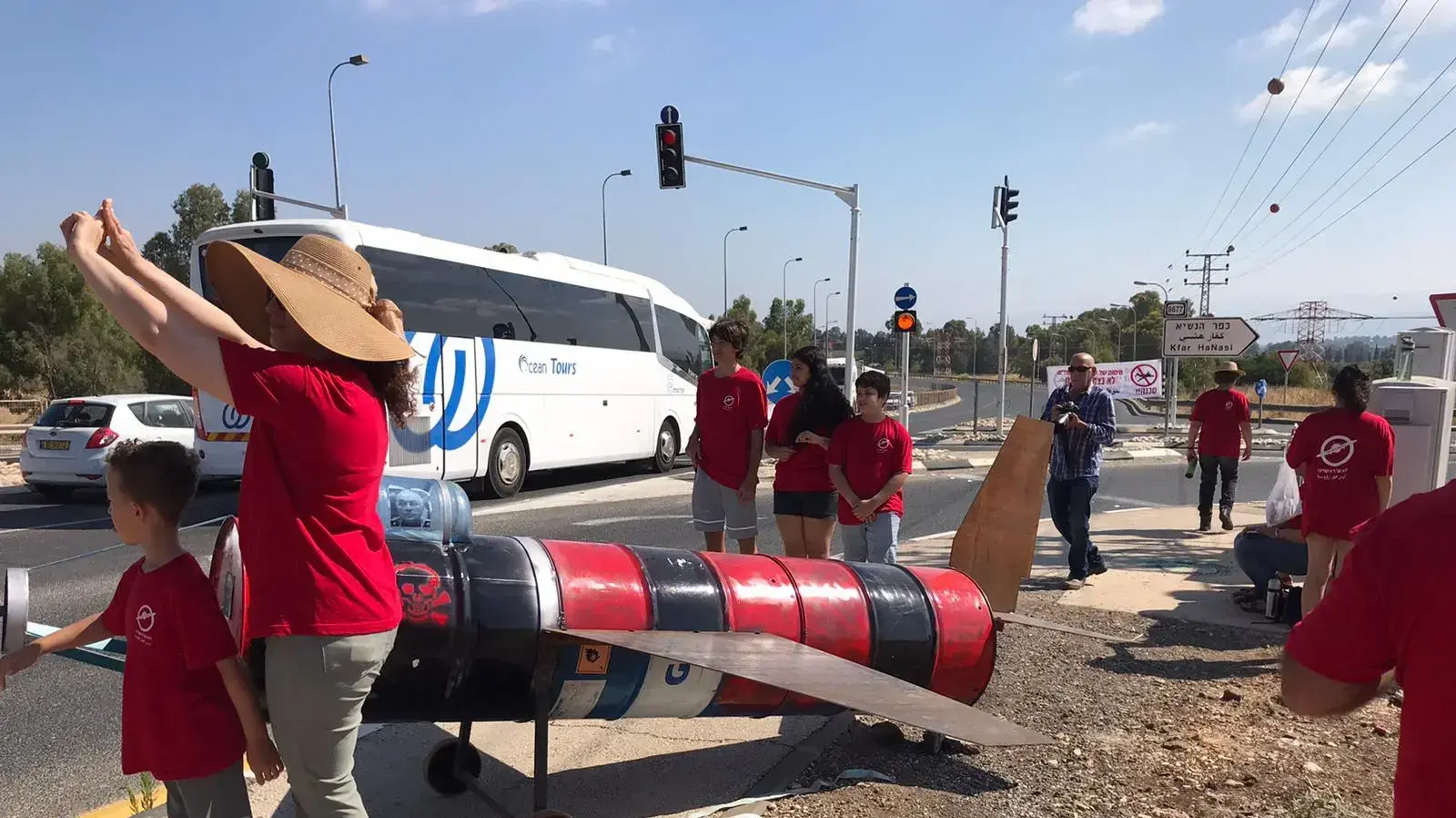 הפגנת תושבים נגד ביה"ס לטיסה שפועל בשדה תעופה מחניים הפגנת תושבים נגד ביה"ס לטיסה שפועל בשדה תעופה מחניים