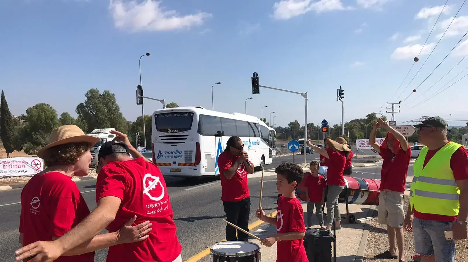 הפגנת תושבים נגד ביה"ס לטיסה שפועל בשדה תעופה מחניים הפגנת תושבים נגד ביה"ס לטיסה שפועל בשדה תעופה מחניים