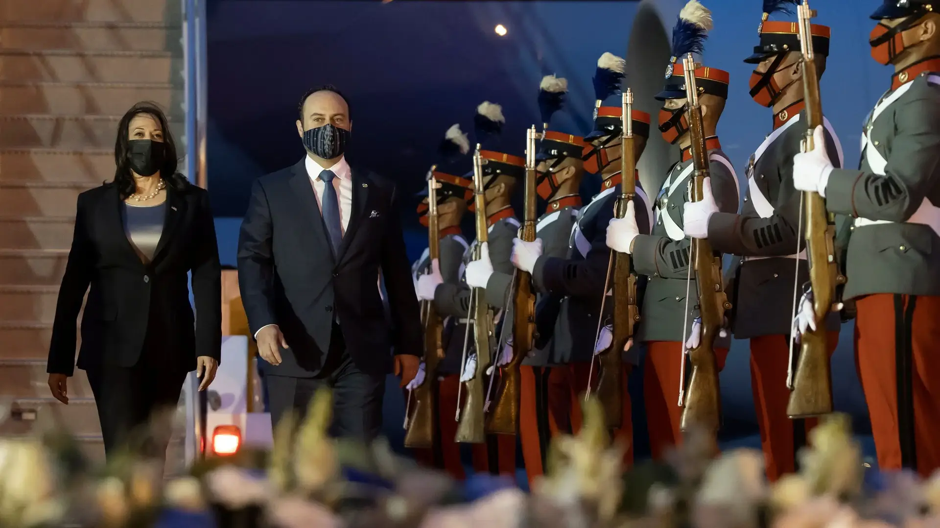 סגנית נשיא ארצות הברית קמלה האריס ונשיא גואטמלה בביקור שלה במדינה, 7 ביוני 2021 סגנית נשיא ארצות הברית קמלה האריס ונשיא גואטמלה בביקור שלה במדינה, 7 ביוני 2021