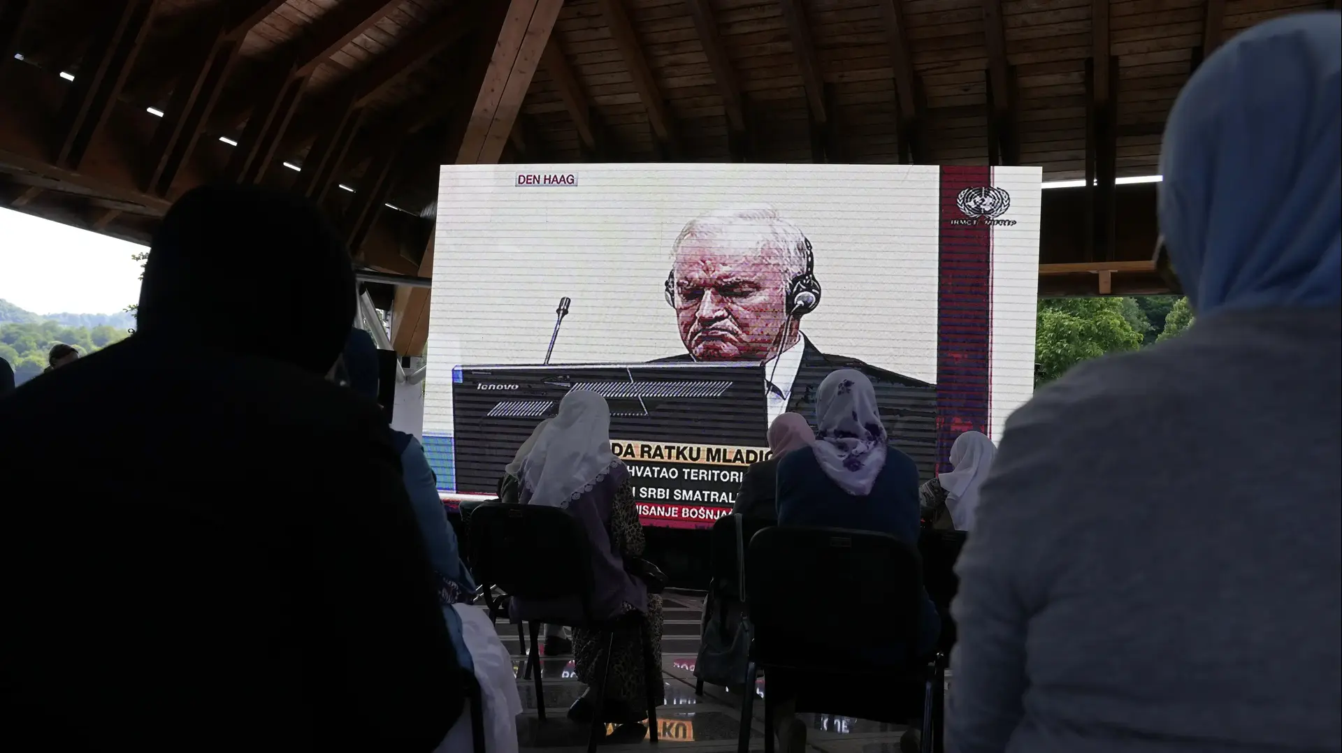 נשים מאזור סרברניצה צופות בגנרל הסרבי לשעבר רטקו מלאדיץ' בדיון בבית המשפט בהאג, 8 ביוני 2021 נשים מאזור סרברניצה צופות בגנרל הסרבי לשעבר רטקו מלאדיץ' בדיון בבית המשפט בהאג, 8 ביוני 2021