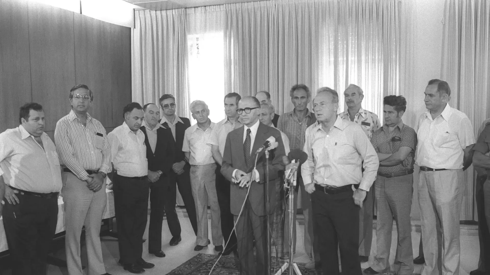 ראש הממשלה היוצא יצחק רבין והנכנס מנחם בגין, טקס חילופי ראש ממשלה במשרד ראש הממשלה בירושלים, 1977 ראש הממשלה היוצא יצחק רבין והנכנס מנחם בגין, טקס חילופי ראש ממשלה במשרד ראש הממשלה בירושלים, 1977